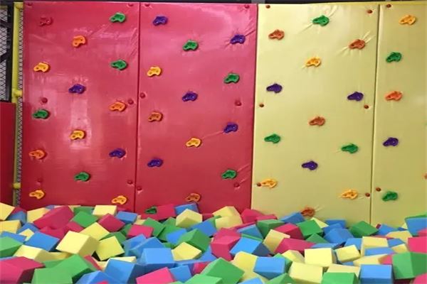 易飞蹦床乐园加盟