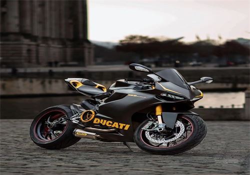 女士摩托车跑车